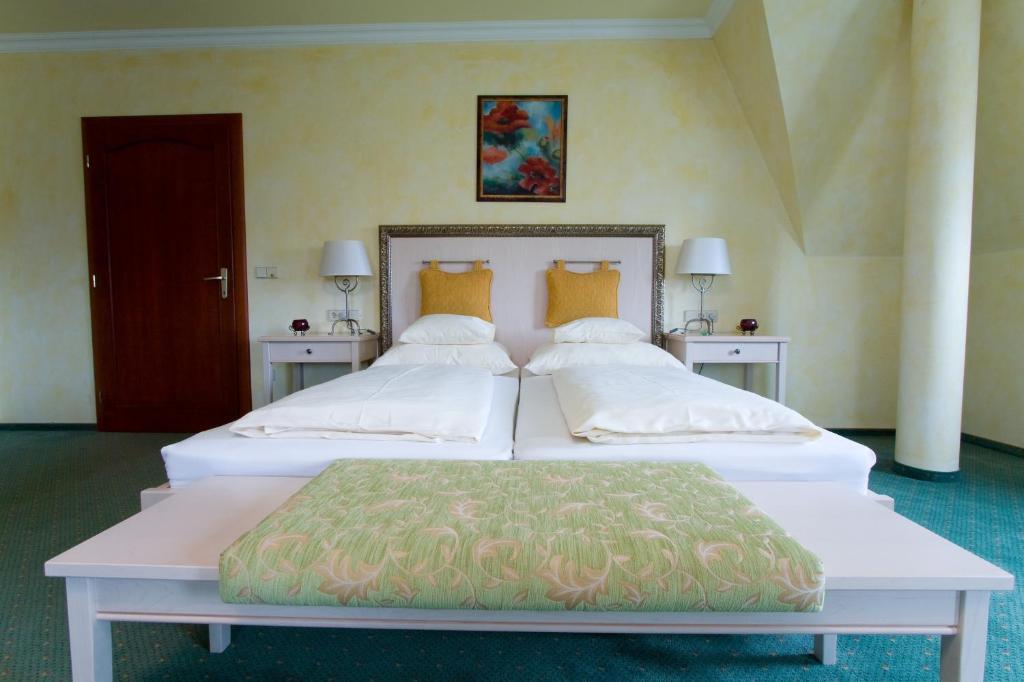 Hetkuti Wellness Hotel Es Lovaspark Mór Стая снимка