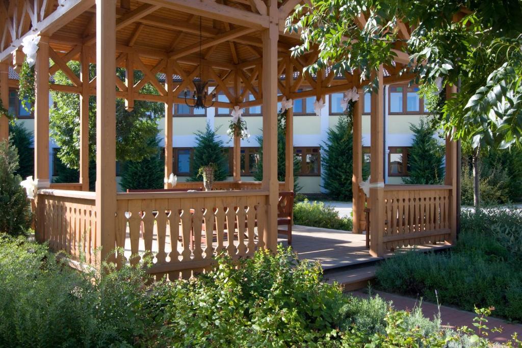 Hetkuti Wellness Hotel Es Lovaspark Mór Екстериор снимка