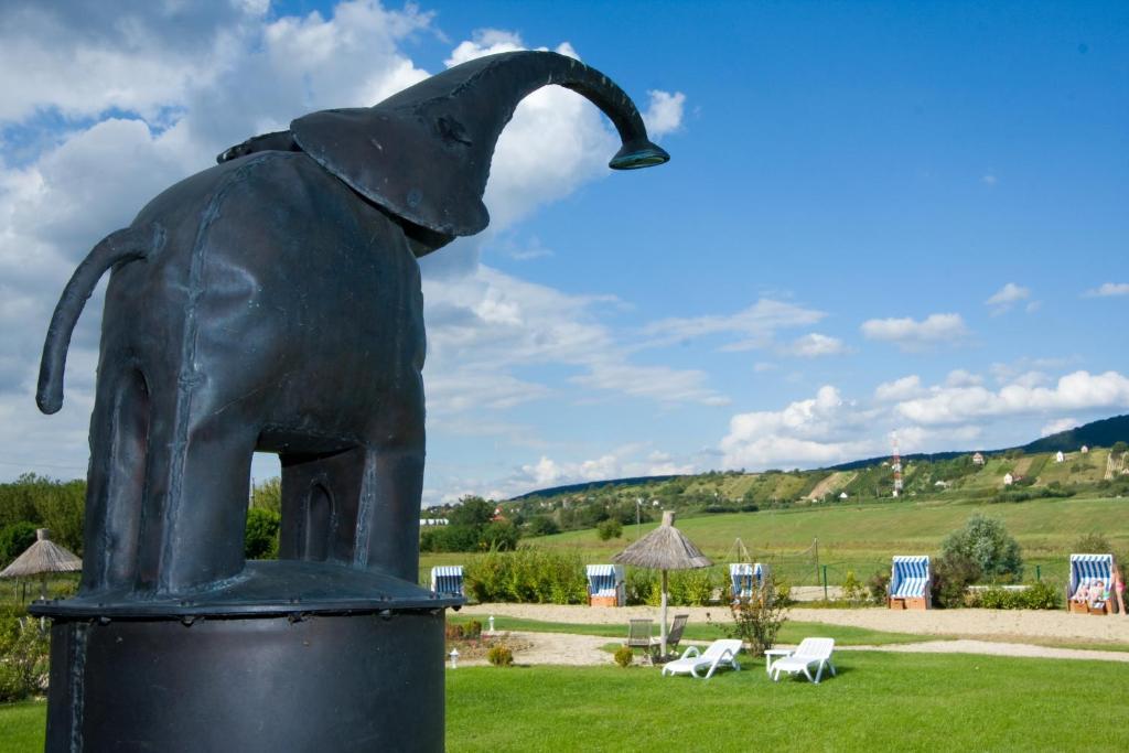 Hetkuti Wellness Hotel Es Lovaspark Mór Екстериор снимка
